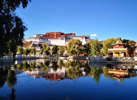 拉萨旅游全攻略：布达拉宫预约逻辑、大昭寺人文采样与 3650 米海拔体感管理指南