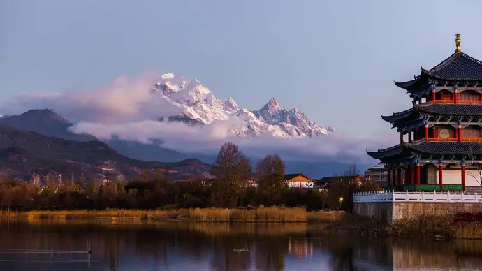 玉龙雪山的日照金山