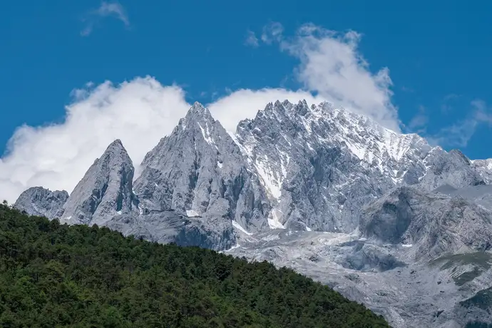 玉龙雪山积雪