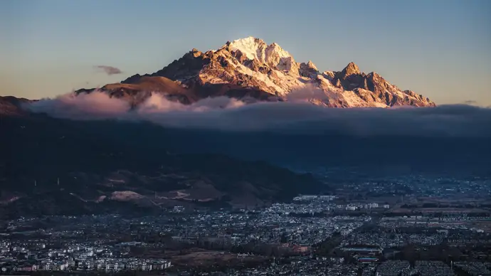 玉龙雪山日照金山